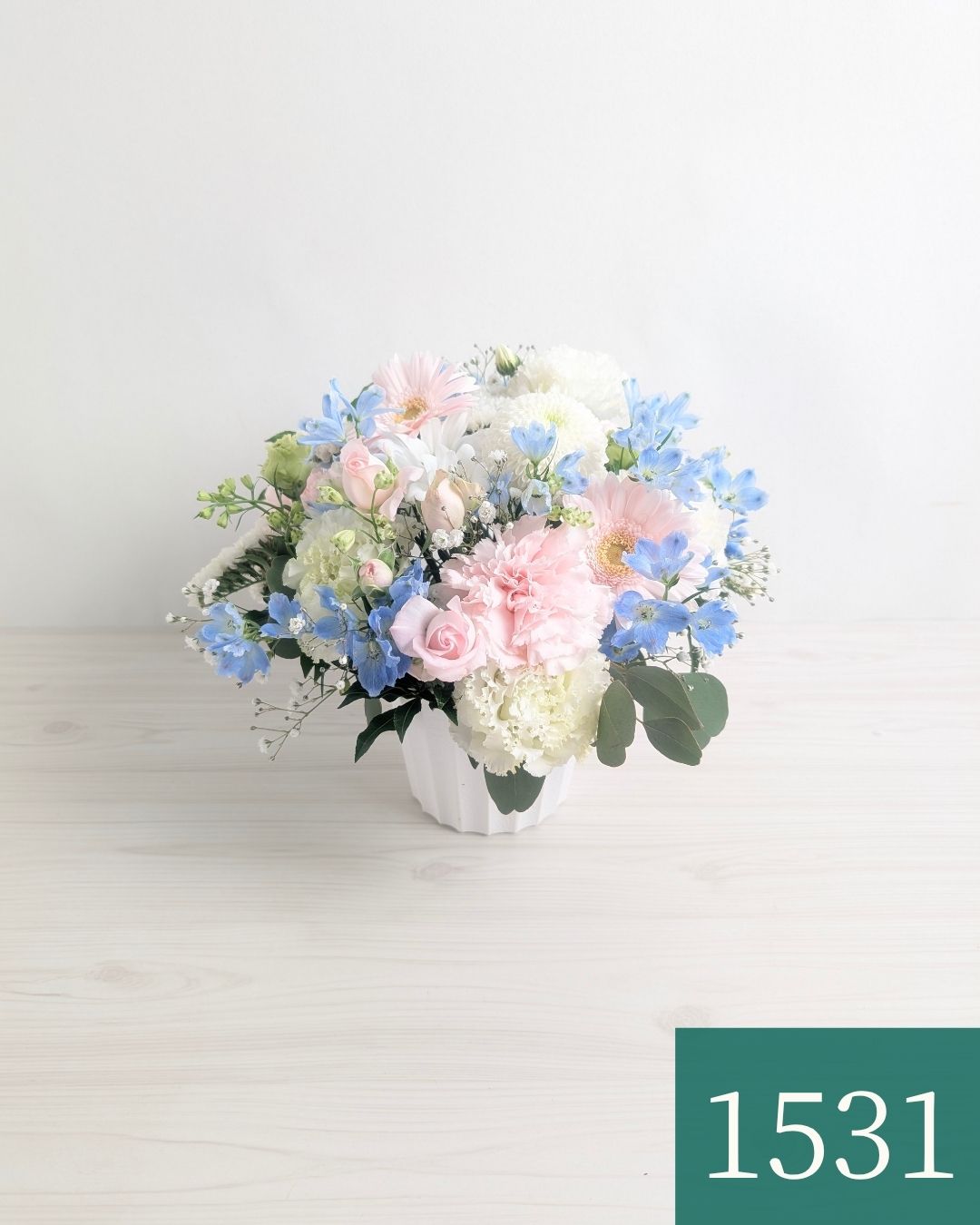 お花のプレゼント、贈り物。水色とピンク色の花束・アレンジメントを贈る。フラワーギフト