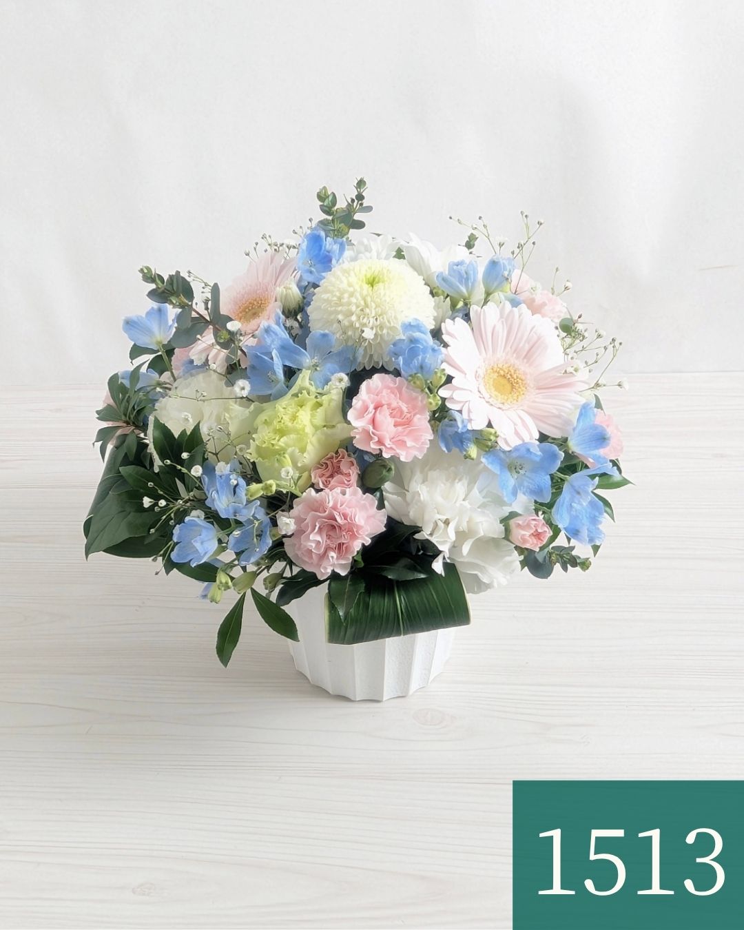 お花のプレゼント、贈り物。水色とピンク色の花束・アレンジメントを贈る。フラワーギフト
