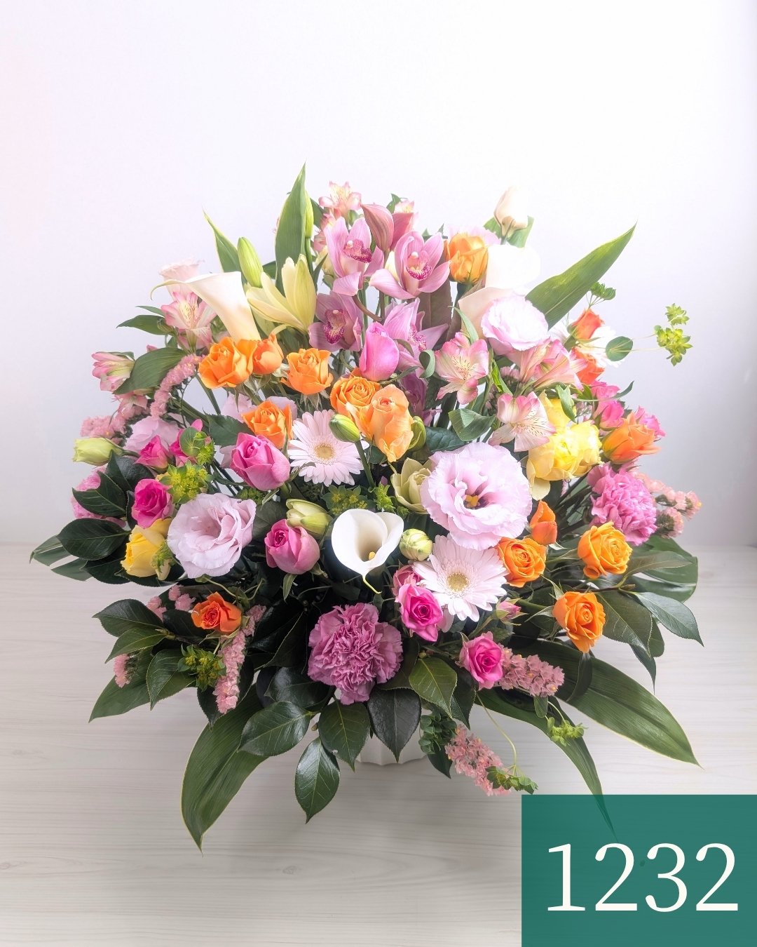 お花のプレゼント、贈り物。オレンジ色とピンク色の花束・アレンジメントを贈る。フラワーギフト