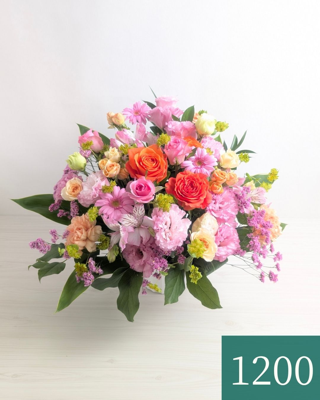 お花のプレゼント、贈り物。オレンジ色とピンク色の花束・アレンジメントを贈る。フラワーギフト