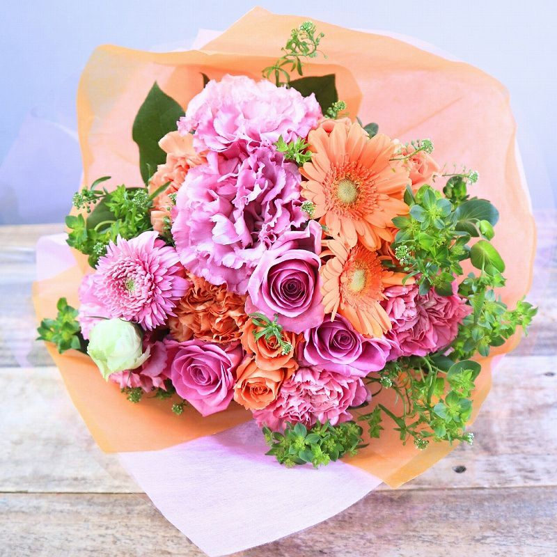 お花のプレゼント、贈り物。オレンジ色とピンク色の花束・アレンジメントを贈る。フラワーギフト