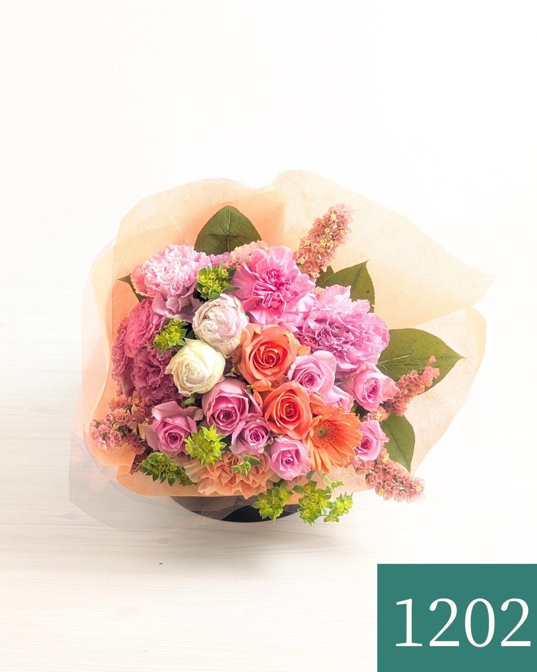 お花のプレゼント、贈り物。オレンジ色とピンク色の花束・アレンジメントを贈る。フラワーギフト