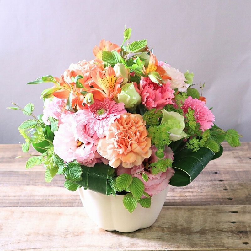 お花のプレゼント、贈り物。オレンジ色とピンク色の花束・アレンジメントを贈る。フラワーギフト
