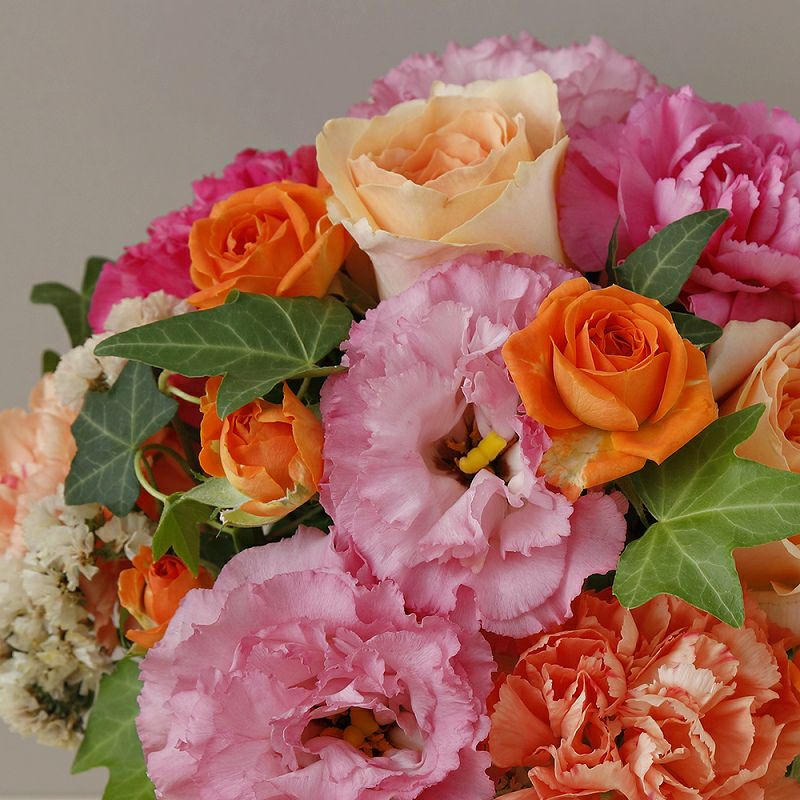 オレンジ色とピンク色の花束、アレンジメント。