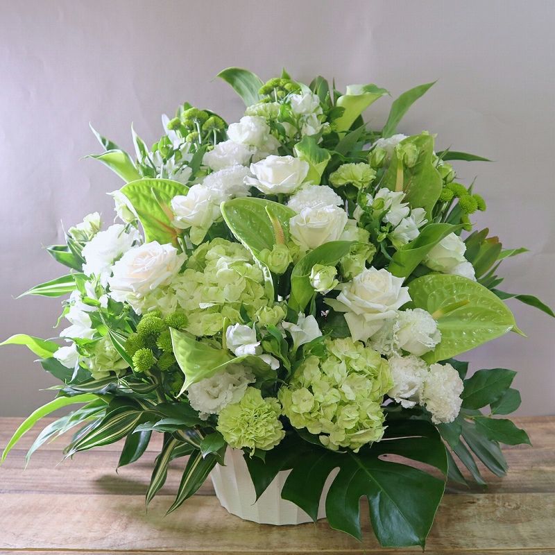 お花のプレゼント、贈り物。グリーン（緑）と白の花束・アレンジメントを贈る。フラワーギフト