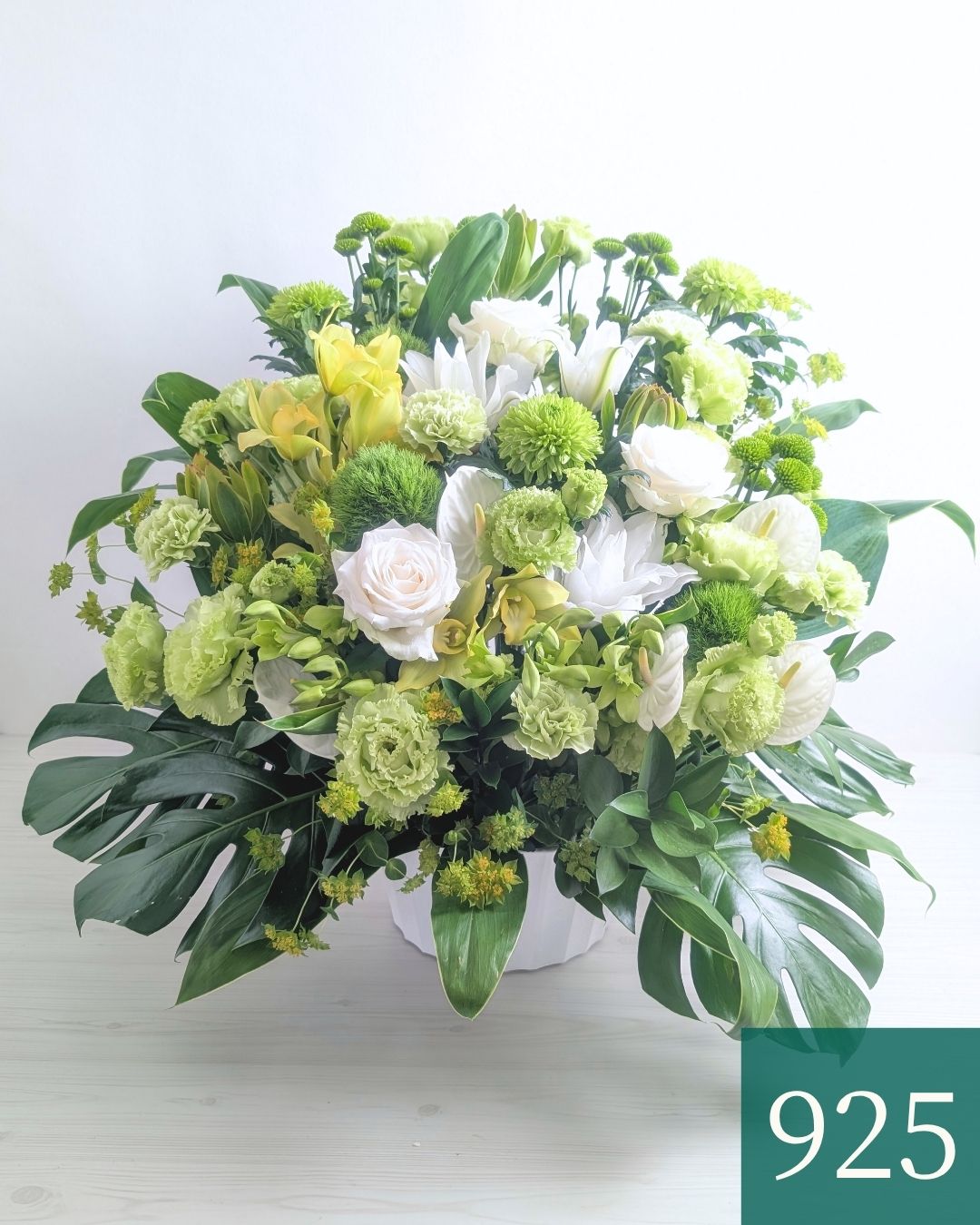 お花のプレゼント、贈り物。グリーン（緑）と白の花束・アレンジメントを贈る。フラワーギフト