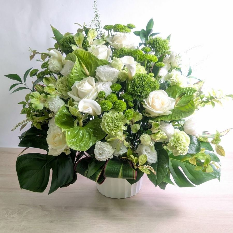 お花のプレゼント、贈り物。グリーン（緑）と白の花束・アレンジメントを贈る。フラワーギフト