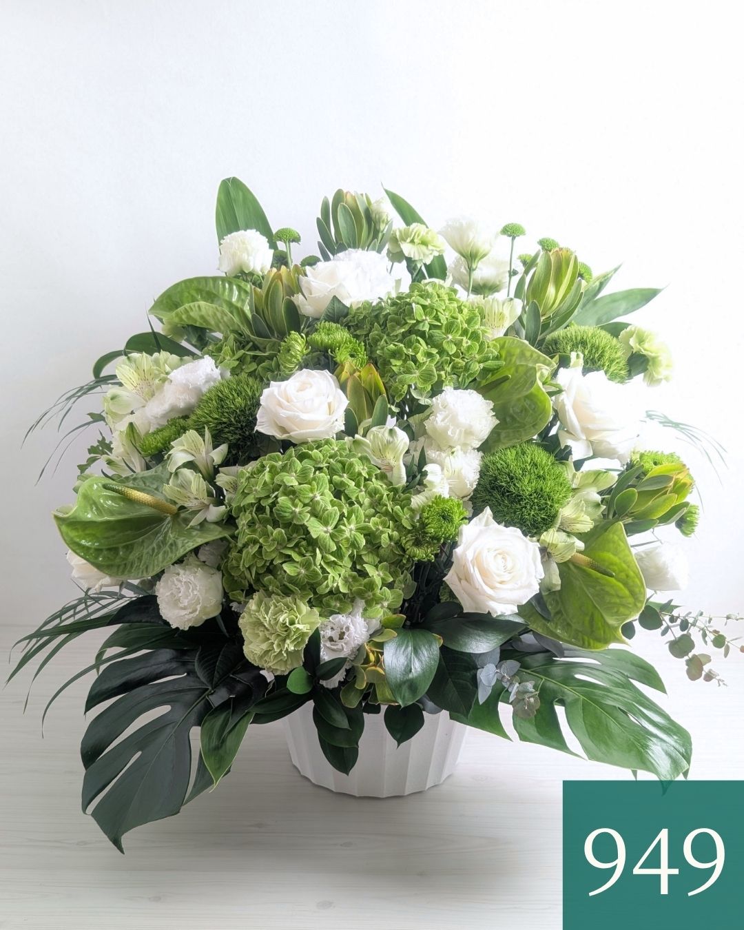 お花のプレゼント、贈り物。グリーン（緑）と白の花束・アレンジメントを贈る。フラワーギフト