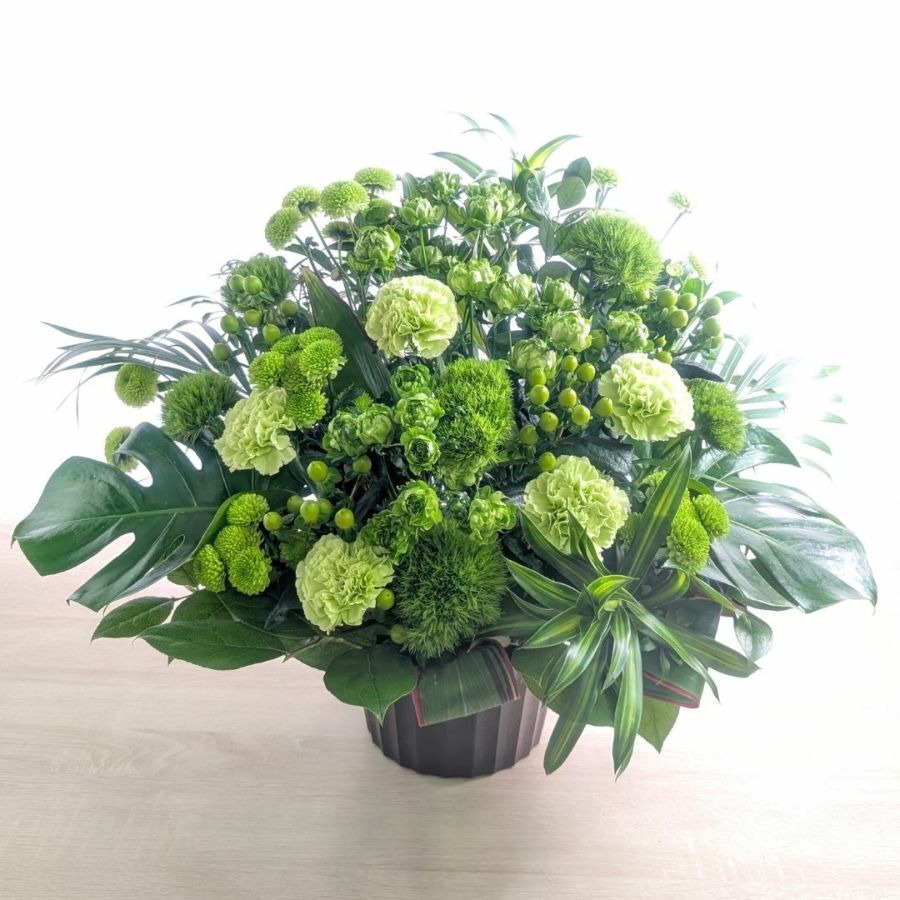 グリーン色と白色の花束、アレンジメント。