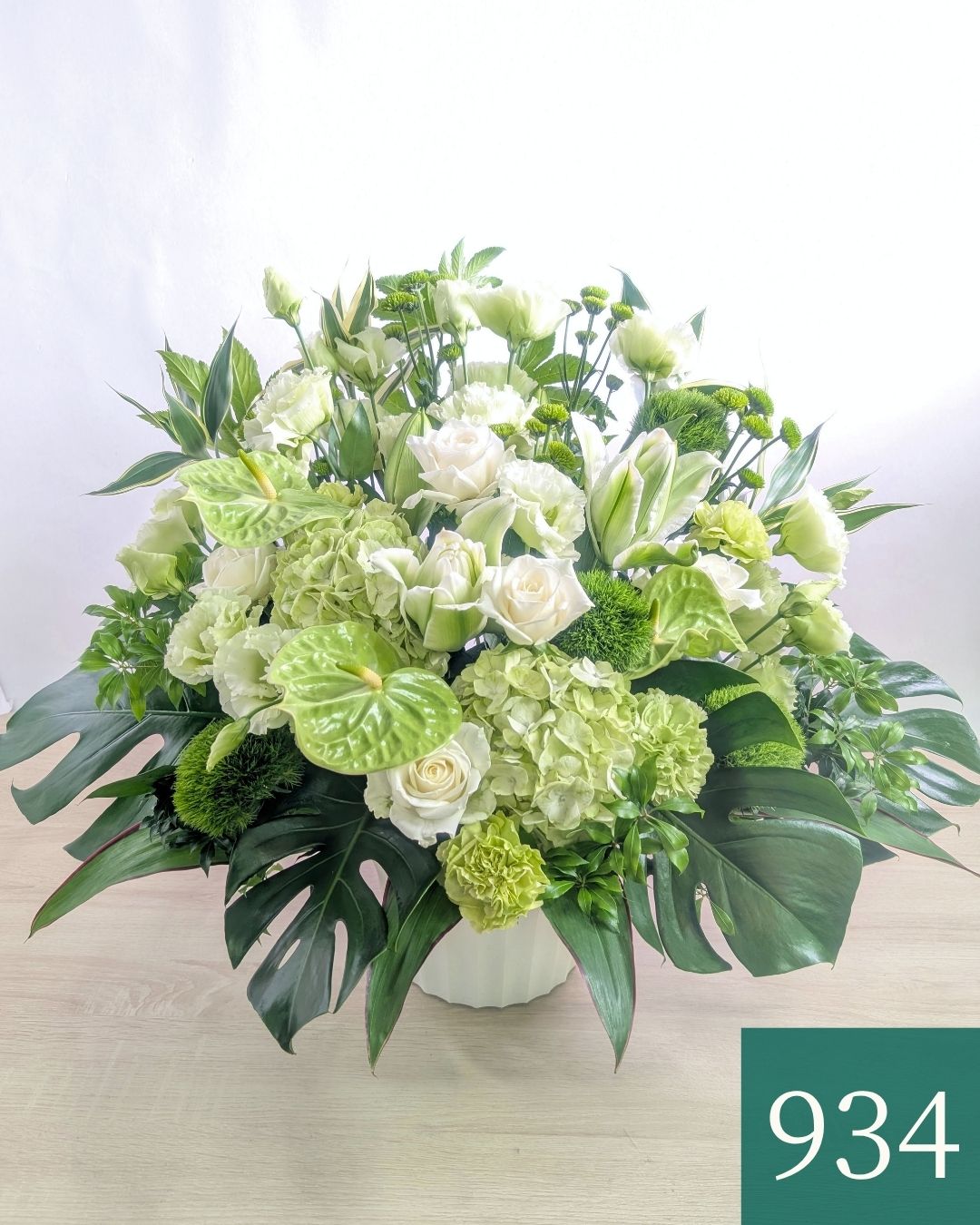 お花のプレゼント、贈り物。グリーン（緑）と白の花束・アレンジメントを贈る。フラワーギフト