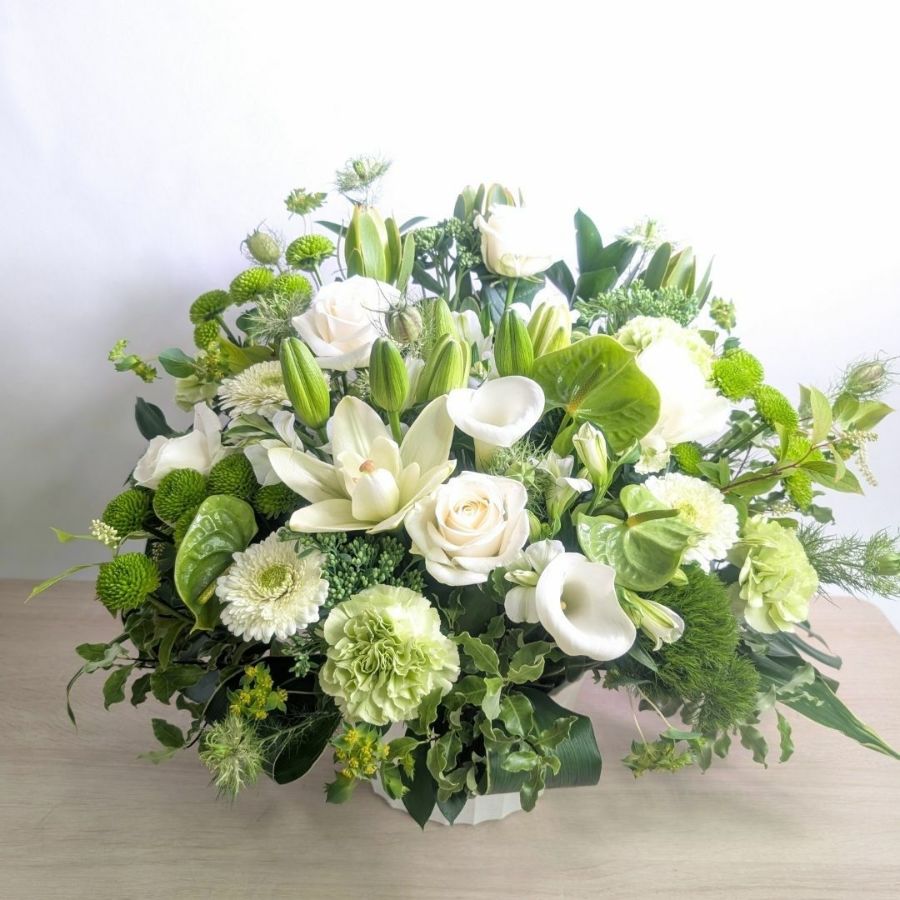 お花のプレゼント、贈り物。グリーン（緑）と白の花束・アレンジメントを贈る。フラワーギフト