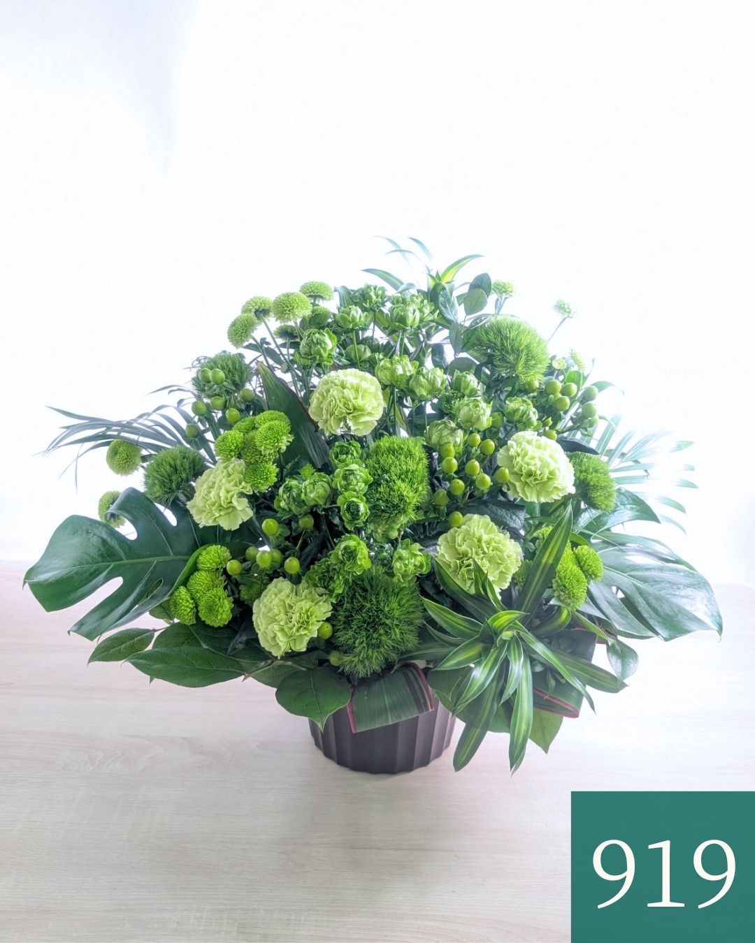 お花のプレゼント、贈り物。グリーン（緑）と白の花束・アレンジメントを贈る。フラワーギフト