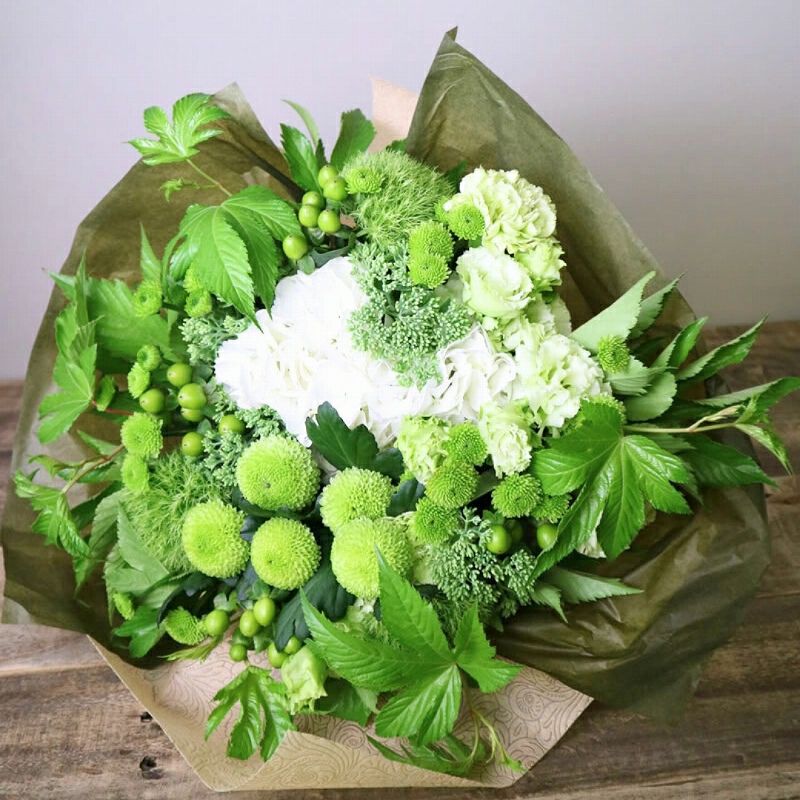 お花のプレゼント、贈り物。グリーン（緑）と白の花束・アレンジメントを贈る。フラワーギフト