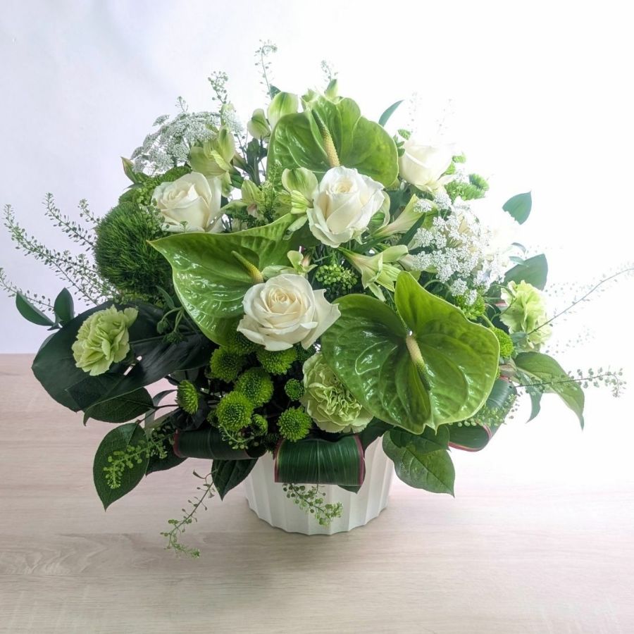 お花のプレゼント、贈り物。グリーン（緑）と白の花束・アレンジメントを贈る。フラワーギフト