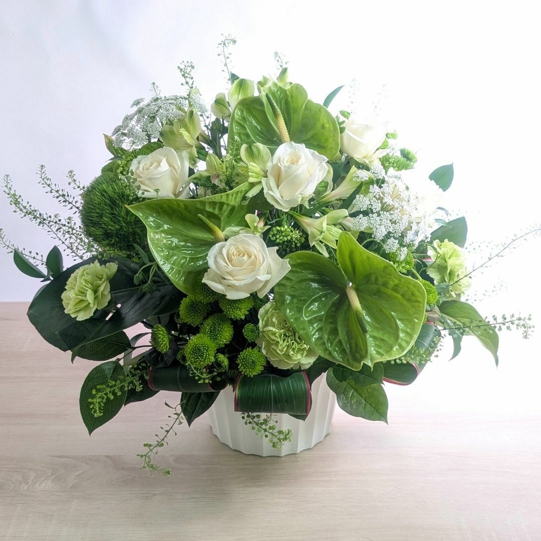 お花のプレゼント、贈り物。グリーン（緑）と白の花束・アレンジメントを贈る。フラワーギフト