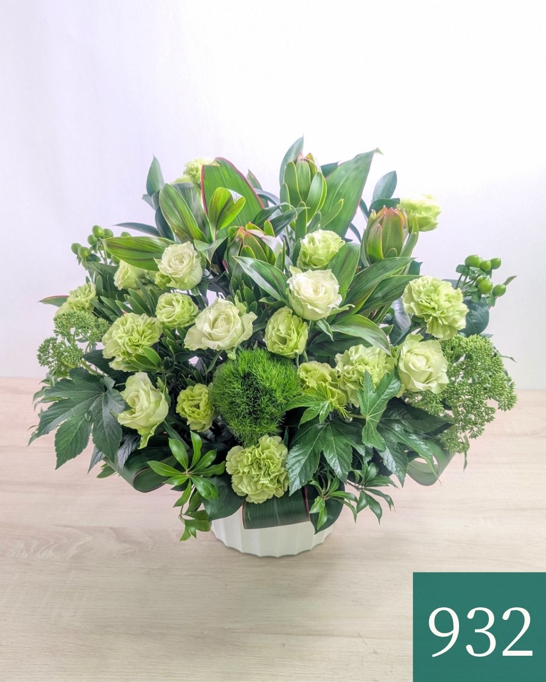 お花のプレゼント、贈り物。グリーン（緑）と白の花束・アレンジメントを贈る。フラワーギフト