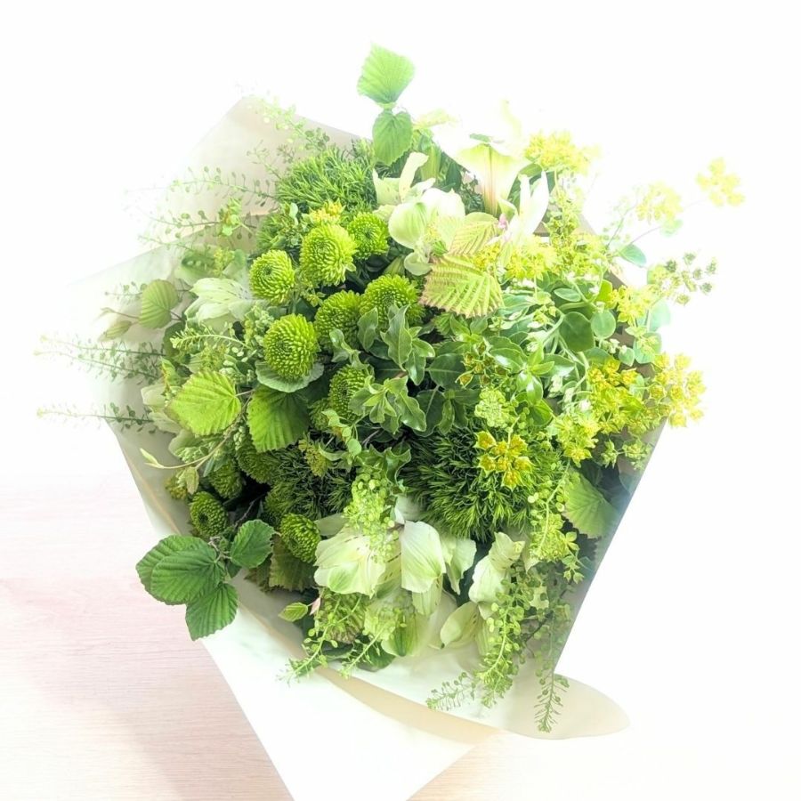 グリーン色と白色の花束、アレンジメント。