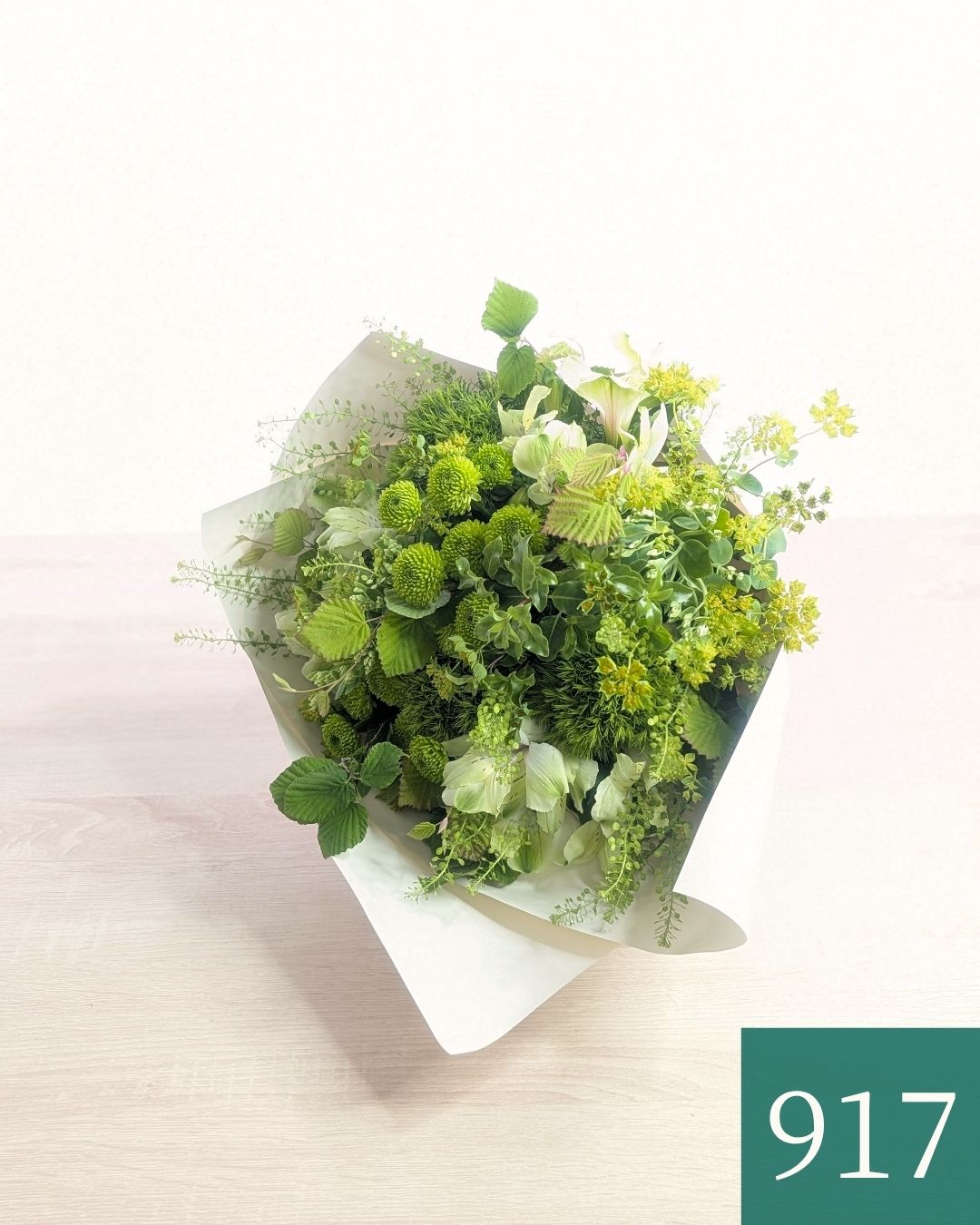 お花のプレゼント、贈り物。グリーン（緑）と白の花束・アレンジメントを贈る。フラワーギフト
