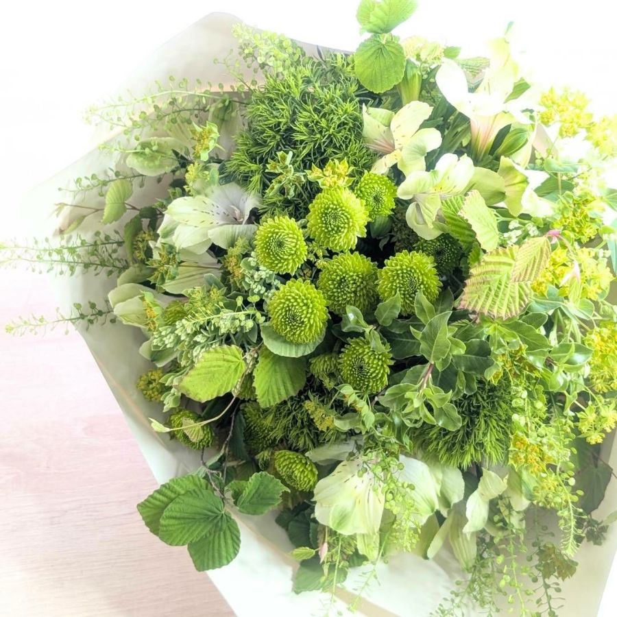 お花のプレゼント、贈り物。グリーン（緑）と白の花束・アレンジメントを贈る。フラワーギフト