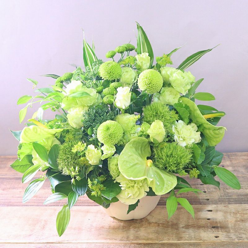 お花のプレゼント、贈り物。グリーン（緑）と白の花束・アレンジメントを贈る。フラワーギフト