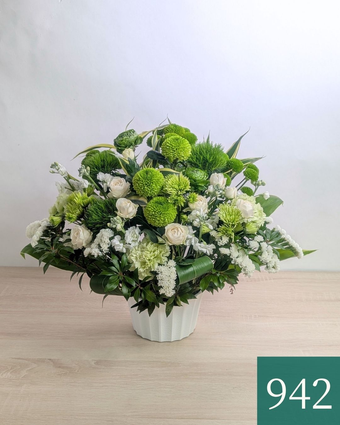 お花のプレゼント、贈り物。グリーン（緑）と白の花束・アレンジメントを贈る。フラワーギフト