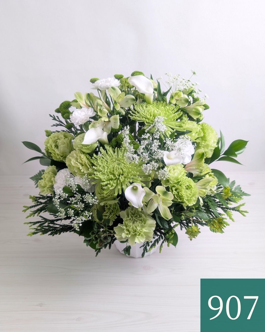 お花のプレゼント、贈り物。グリーン（緑）と白の花束・アレンジメントを贈る。フラワーギフト