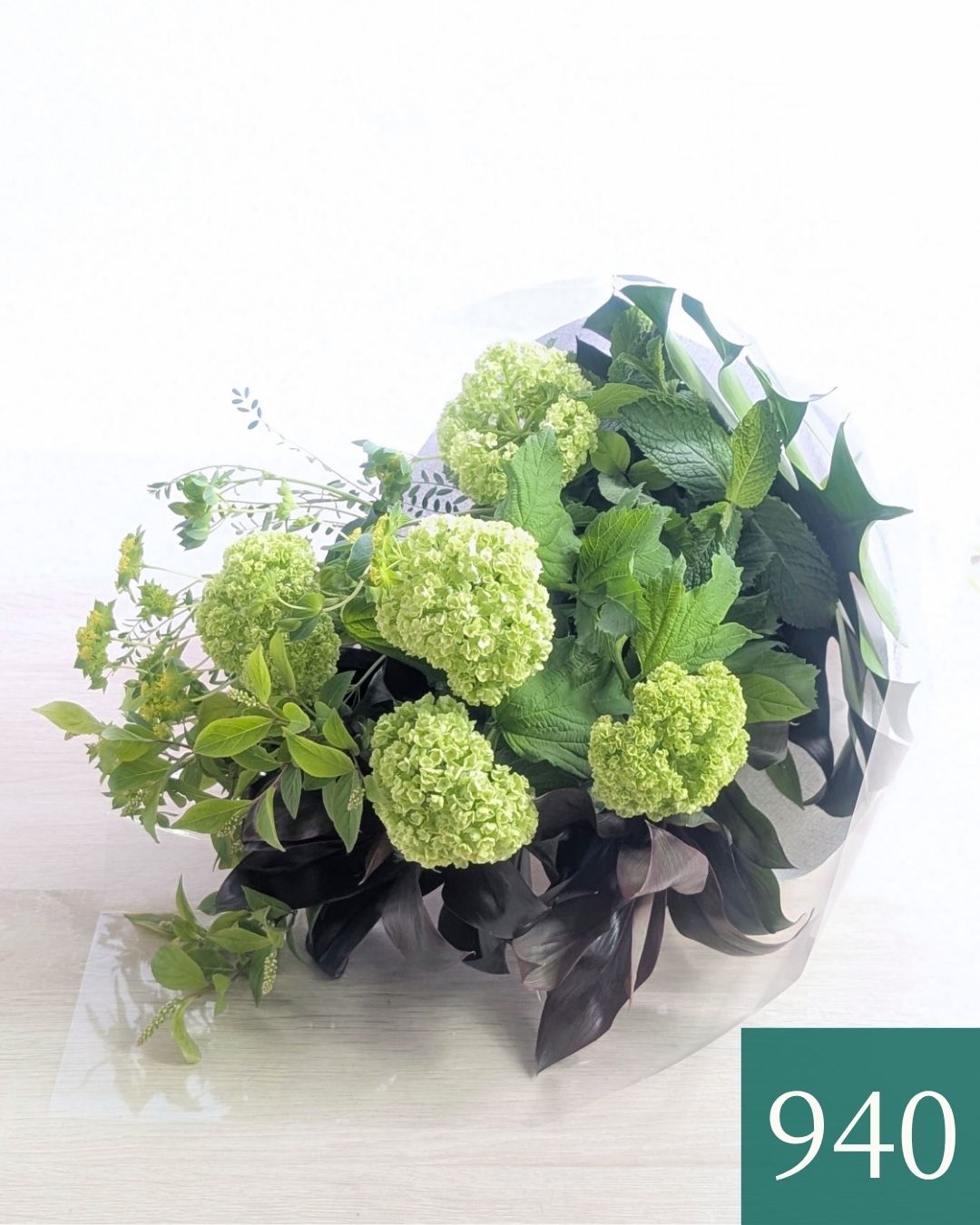 お花のプレゼント、贈り物。グリーン（緑）と白の花束・アレンジメントを贈る。フラワーギフト