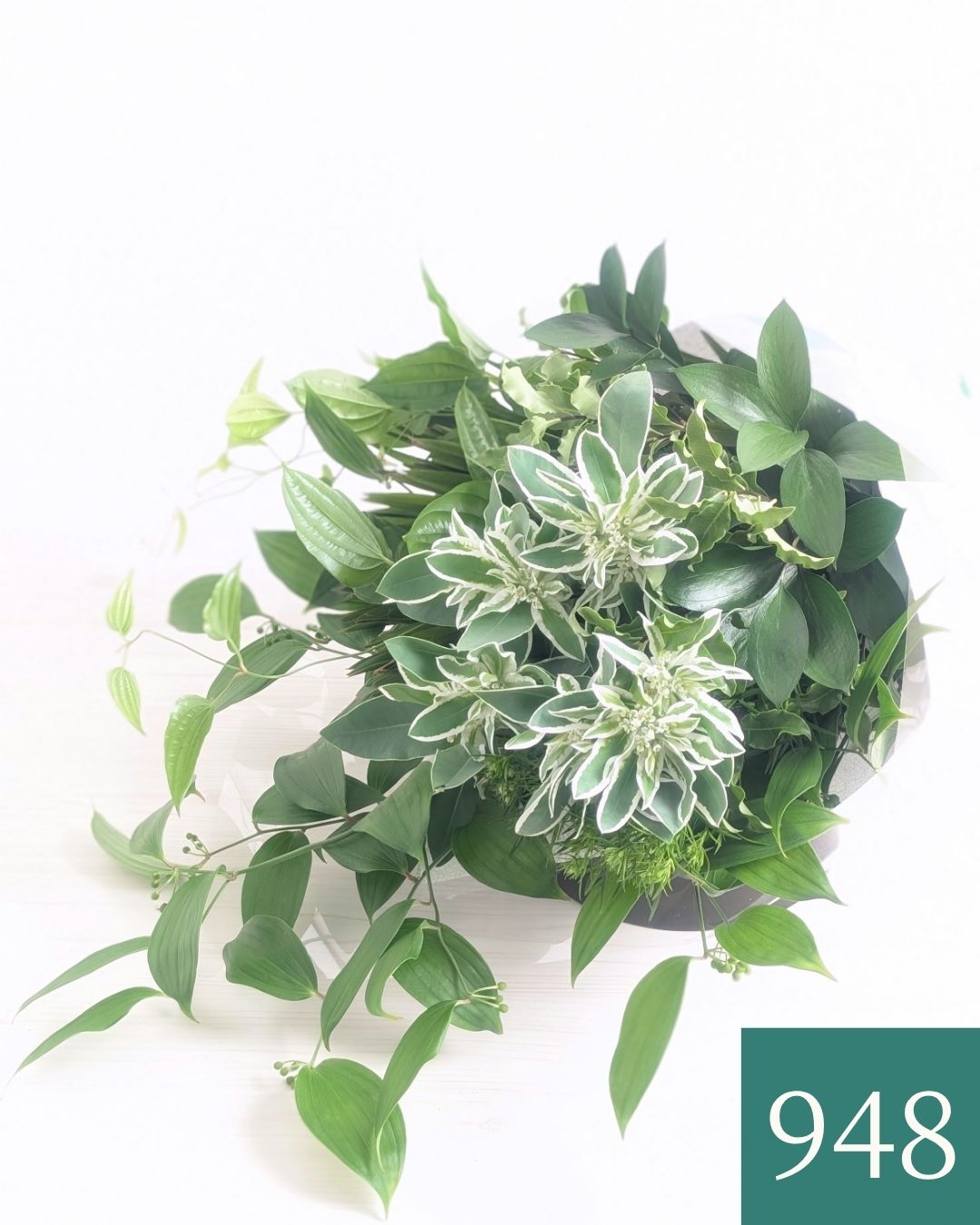 お花のプレゼント、贈り物。グリーン（緑）と白の花束・アレンジメントを贈る。フラワーギフト
