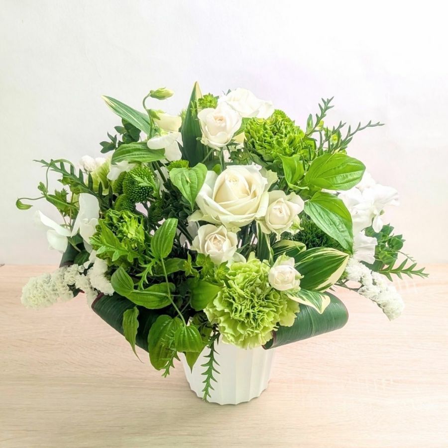 お花のプレゼント、贈り物。グリーン（緑）と白の花束・アレンジメントを贈る。フラワーギフト