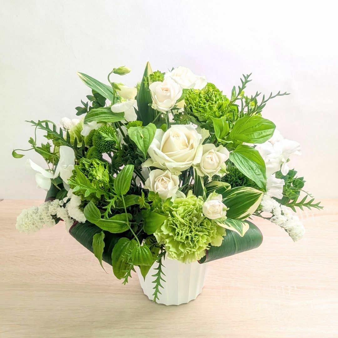 お花のプレゼント、贈り物。グリーン（緑）と白の花束・アレンジメントを贈る。フラワーギフト