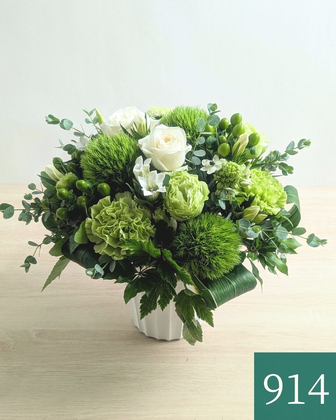 お花のプレゼント、贈り物。グリーン（緑）と白の花束・アレンジメントを贈る。フラワーギフト