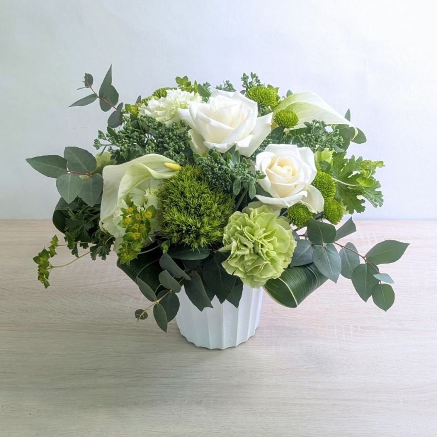 お花のプレゼント、贈り物。グリーン（緑）と白の花束・アレンジメントを贈る。フラワーギフト