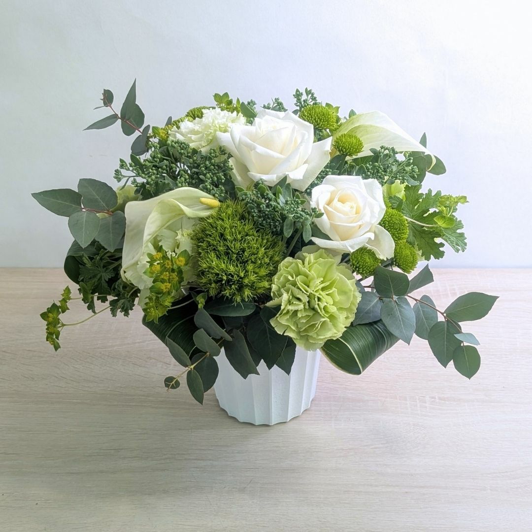 お花のプレゼント、贈り物。グリーン（緑）と白の花束・アレンジメントを贈る。フラワーギフト