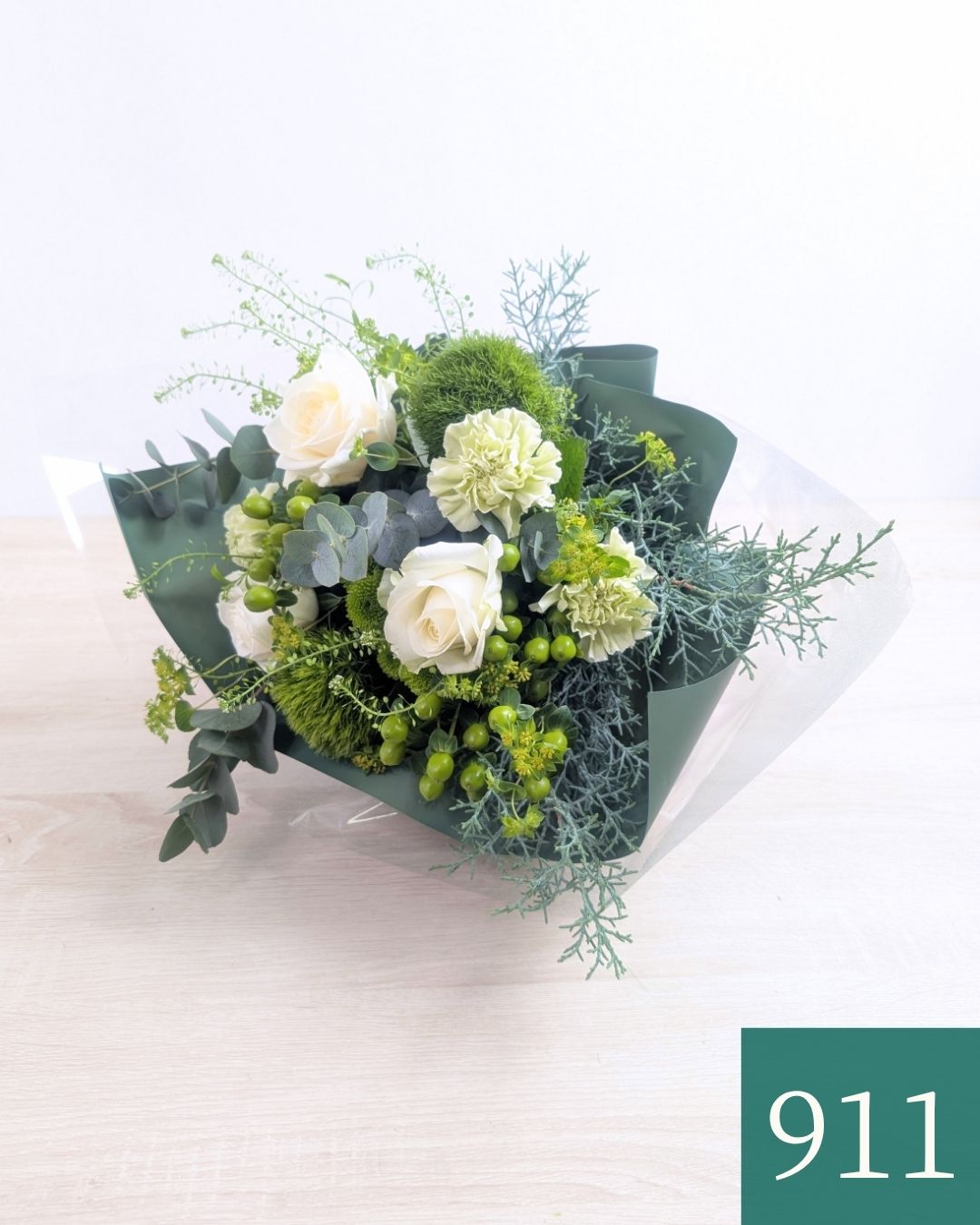 お花のプレゼント、贈り物。グリーン（緑）と白の花束・アレンジメントを贈る。フラワーギフト