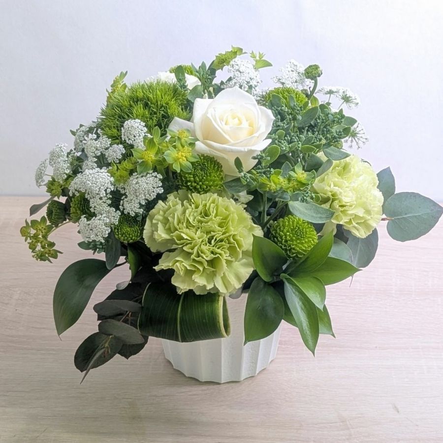 お花のプレゼント、贈り物。グリーン（緑）と白の花束・アレンジメントを贈る。フラワーギフト