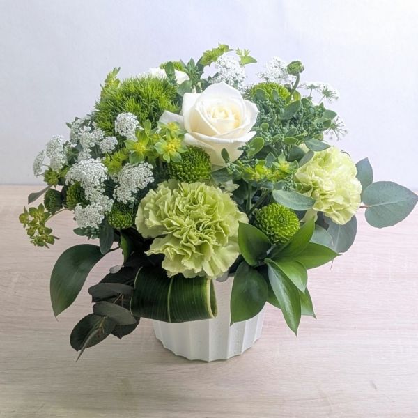 お花のプレゼント、贈り物。グリーン（緑）と白の花束・アレンジメントを贈る。フラワーギフト