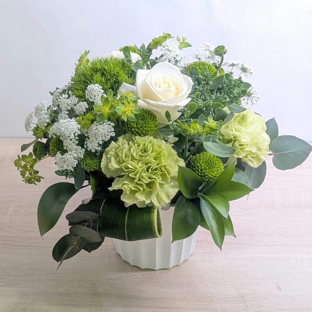 お花のプレゼント、贈り物。グリーン（緑）と白の花束・アレンジメントを贈る。フラワーギフト