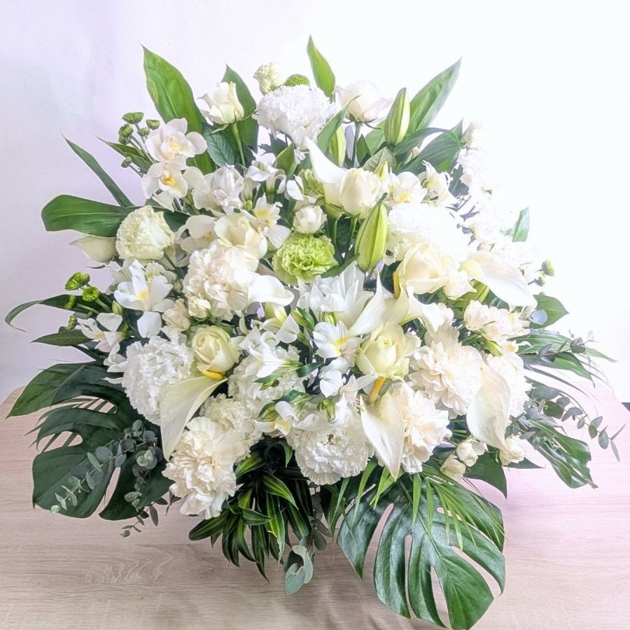 お花のプレゼント、贈り物。クリーム色（オフホワイト）の花束・アレンジメントを贈る。フラワーギフト