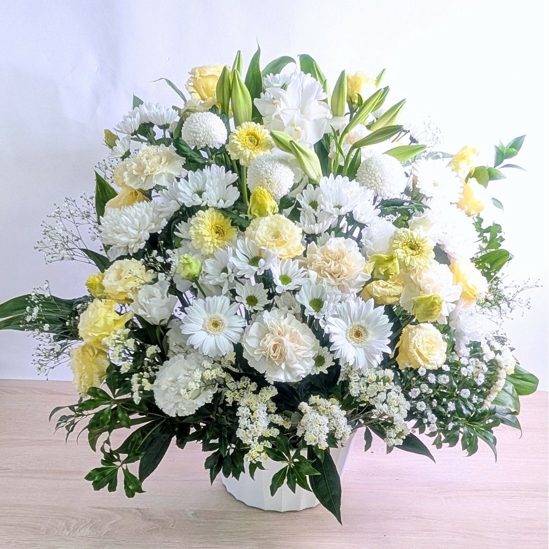 お花のプレゼント、贈り物。クリーム色（オフホワイト）の花束・アレンジメントを贈る。フラワーギフト