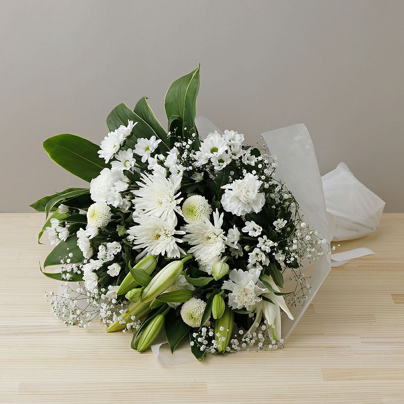 お花のプレゼント、贈り物。クリーム色（オフホワイト）の花束・アレンジメントを贈る。フラワーギフト