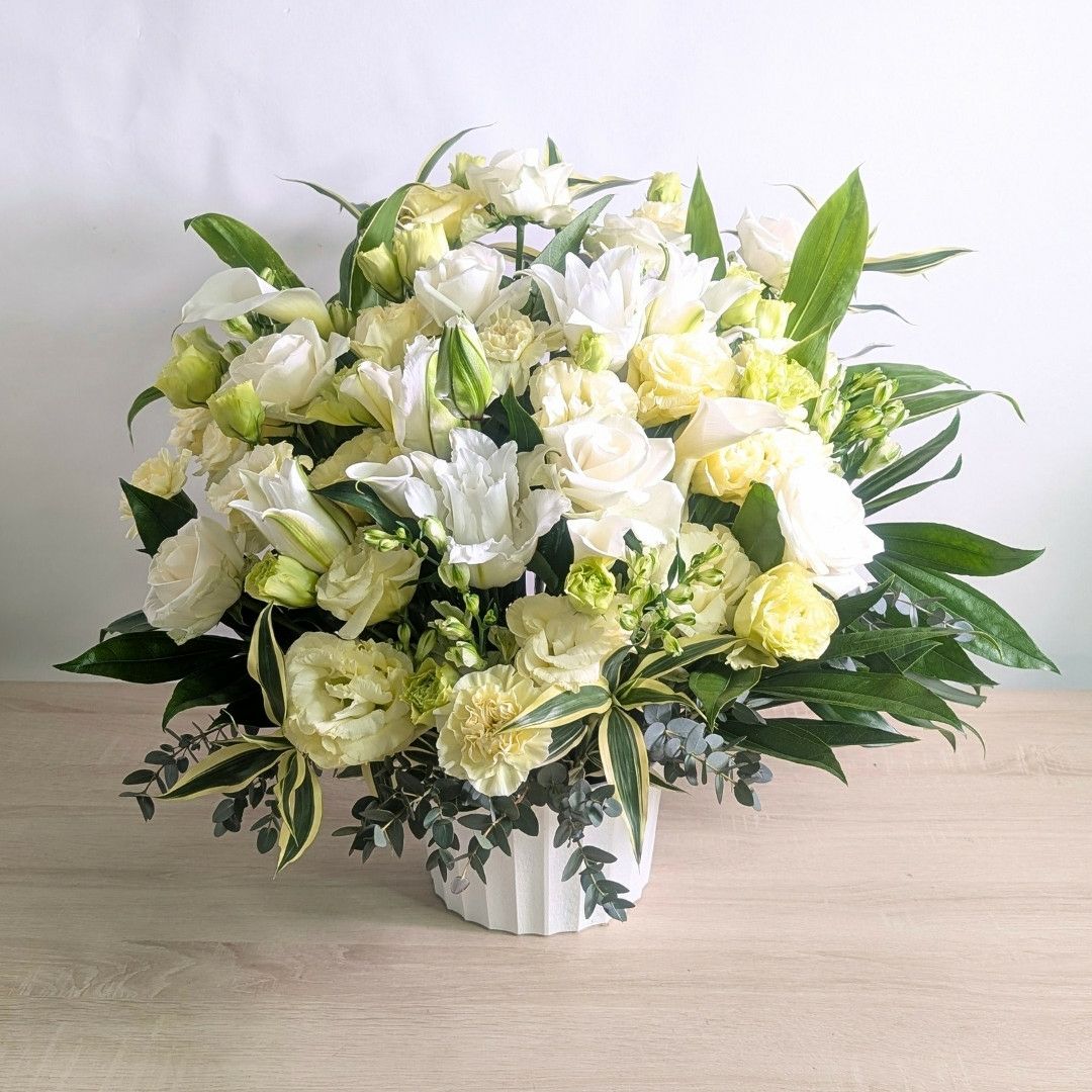 お花のプレゼント、贈り物。クリーム色（オフホワイト）の花束・アレンジメントを贈る。フラワーギフト