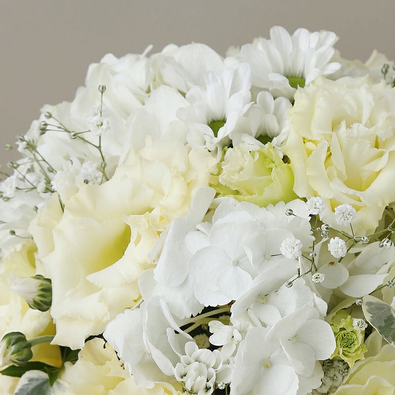 お花のプレゼント、贈り物。クリーム色（オフホワイト）の花束・アレンジメントを贈る。フラワーギフト