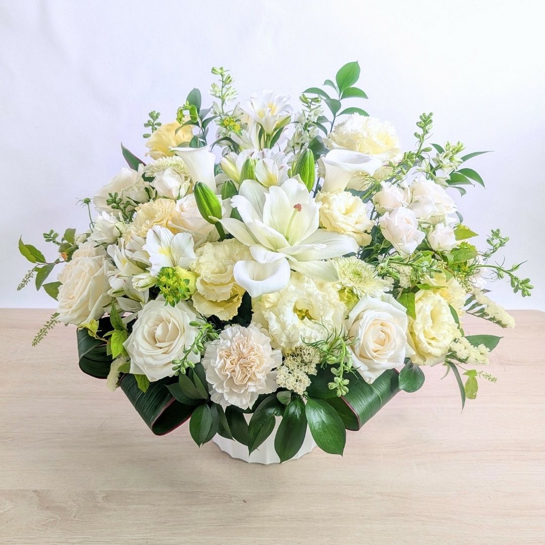 お花のプレゼント、贈り物。クリーム色（オフホワイト）の花束・アレンジメントを贈る。フラワーギフト