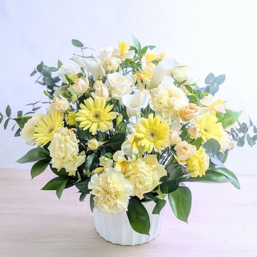 お花のプレゼント、贈り物。クリーム色（オフホワイト）の花束・アレンジメントを贈る。フラワーギフト