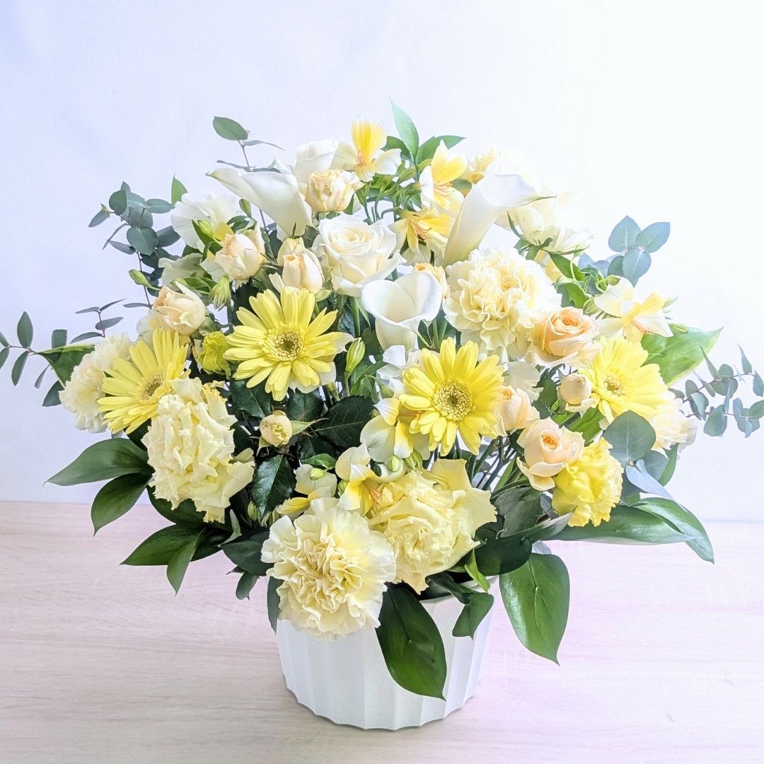 お花のプレゼント、贈り物。クリーム色（オフホワイト）の花束・アレンジメントを贈る。フラワーギフト