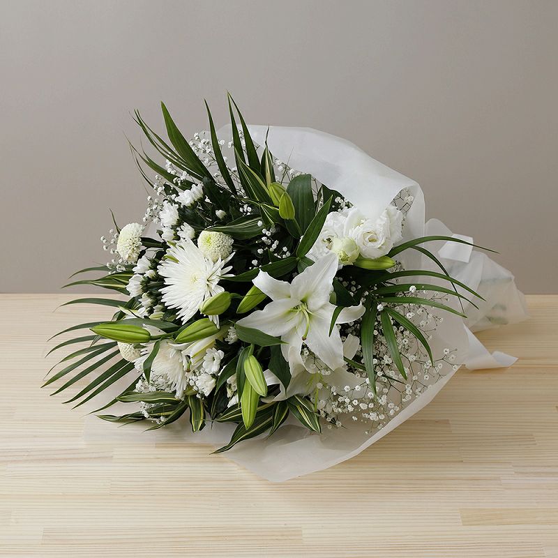 お花のプレゼント、贈り物。クリーム色（オフホワイト）の花束・アレンジメントを贈る。フラワーギフト