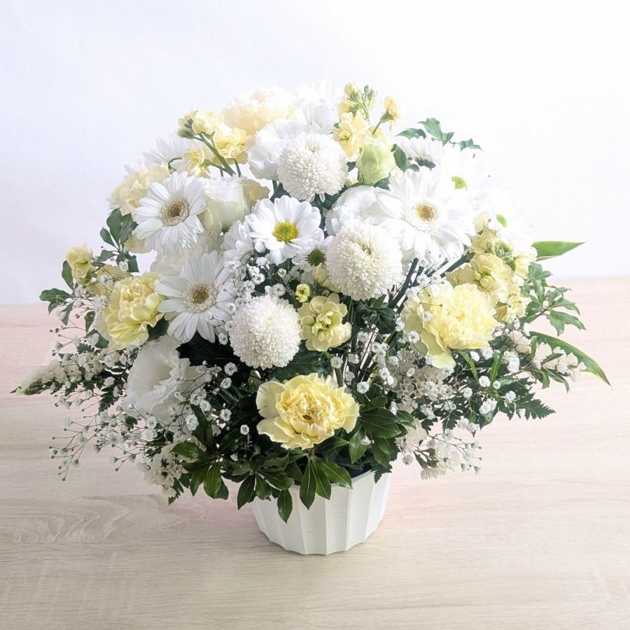 クリーム色の花束、アレンジメント。お供え花におすすめの気持ちの伝わるフラワーギフト。