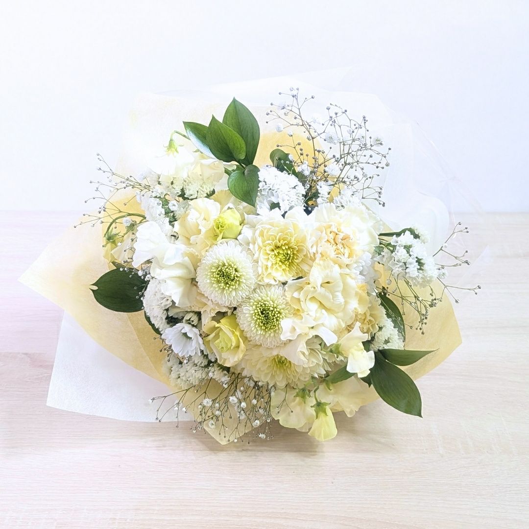 お花のプレゼント、贈り物。クリーム色（オフホワイト）の花束・アレンジメントを贈る。フラワーギフト