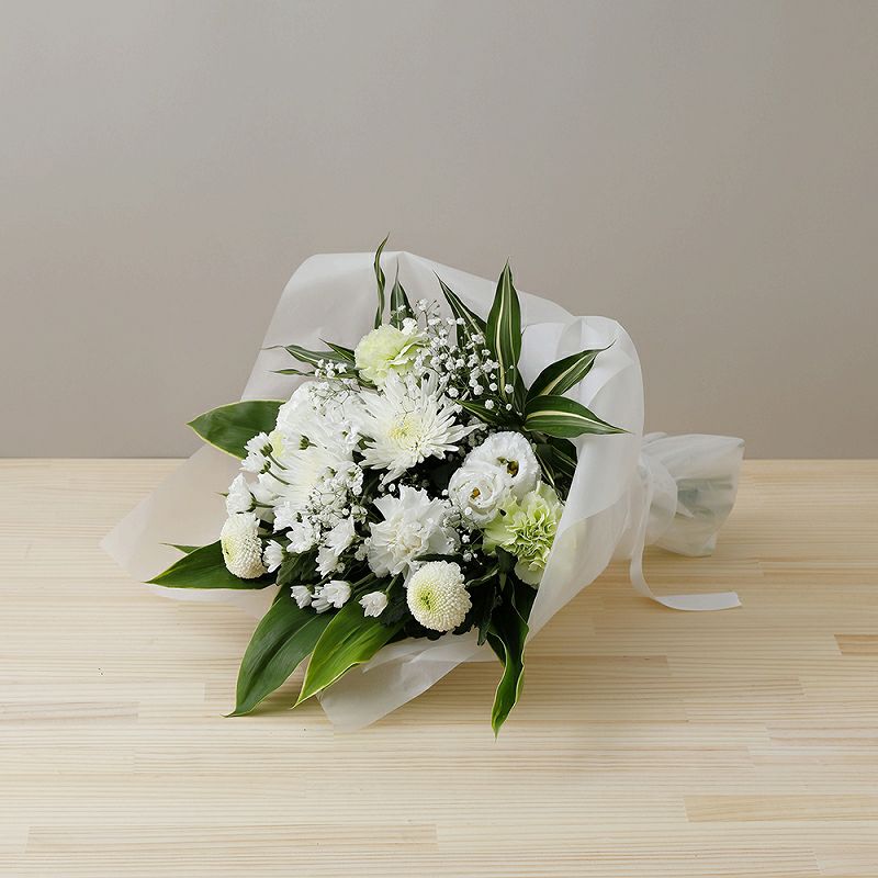 お花のプレゼント、贈り物。クリーム色（オフホワイト）の花束・アレンジメントを贈る。フラワーギフト