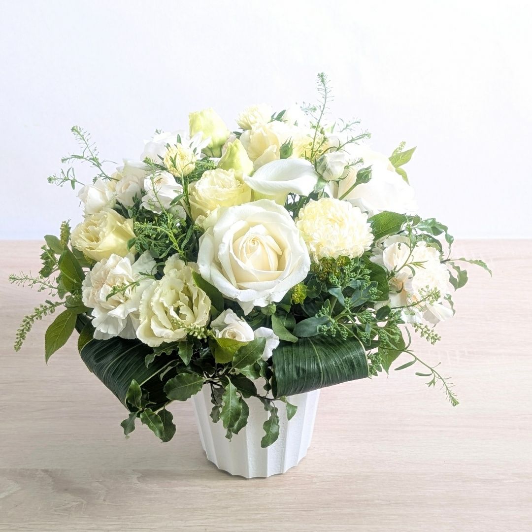 お花のプレゼント、贈り物。クリーム色（オフホワイト）の花束・アレンジメントを贈る。フラワーギフト